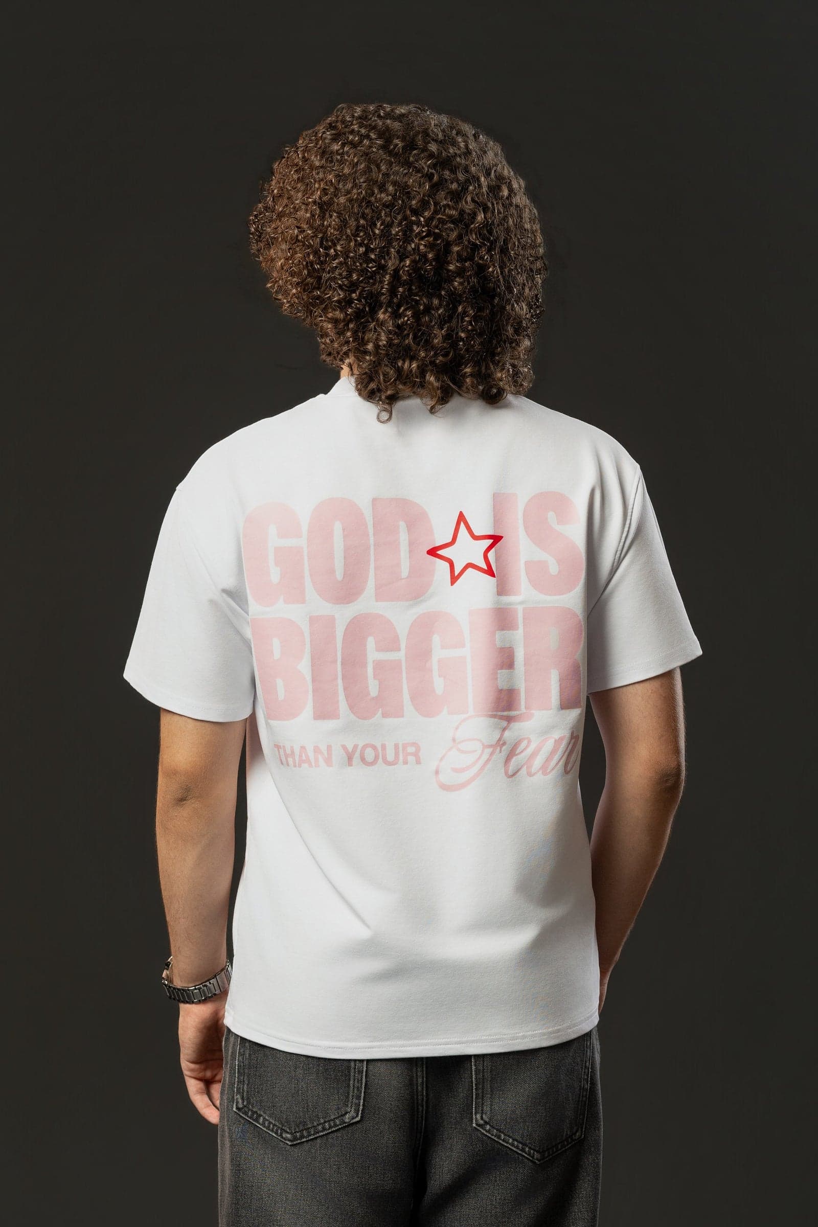 Model masculin purtând tricoul alb Power of God GOD IS BIGGER THAN YOUR FEAR