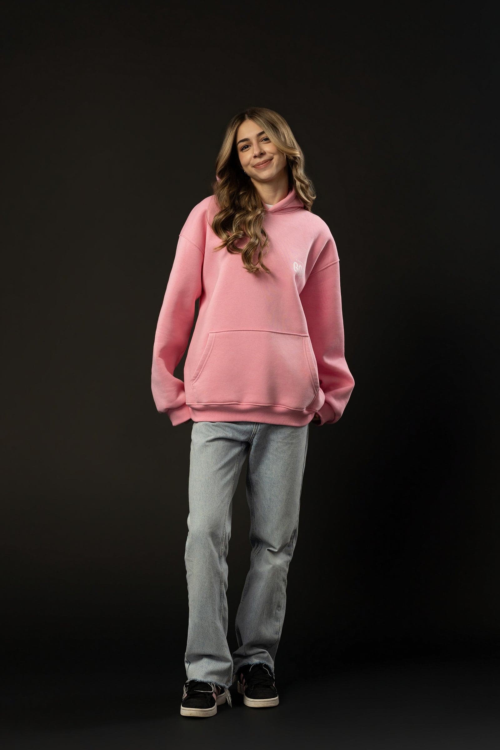 Model feminin purtând hanoracul roz Power of God ONLY JESUS CAN