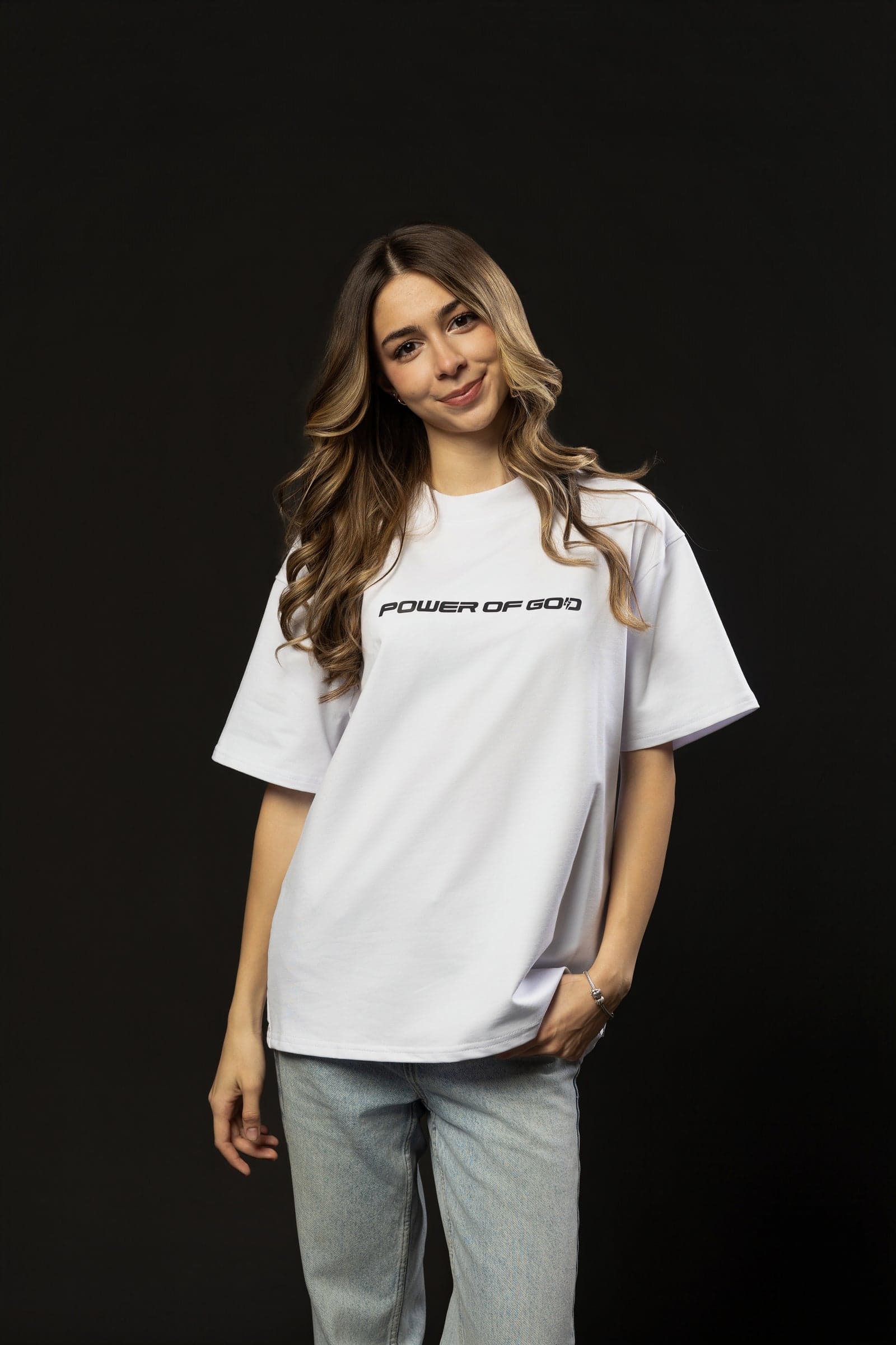 Model feminin purtând tricoul alb cu logoul frontal POWER OF GOD