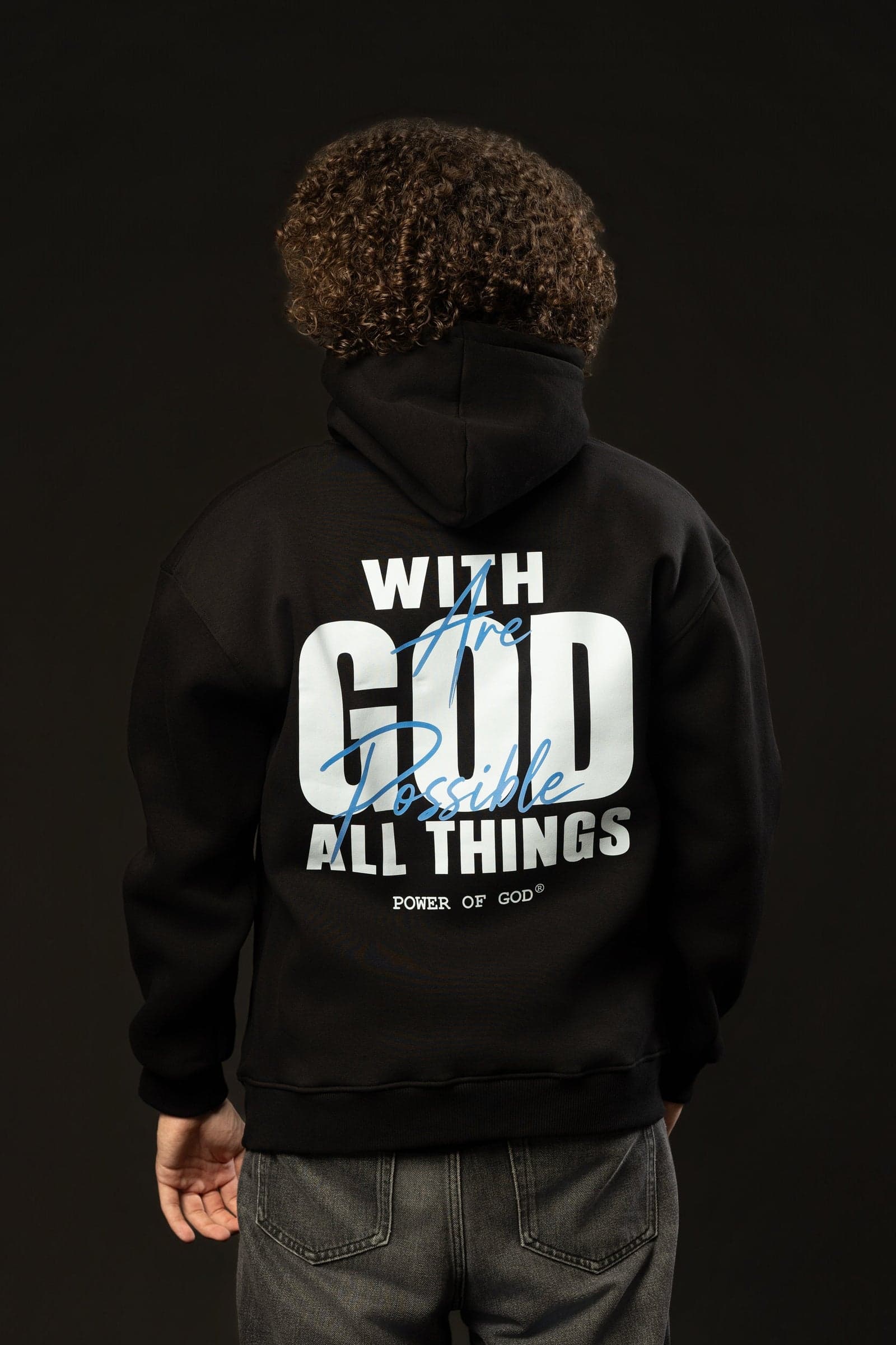 Model masculin purtând hanoracul negru Power of God WITH GOD ALL THINGS ARE POSSIBLE